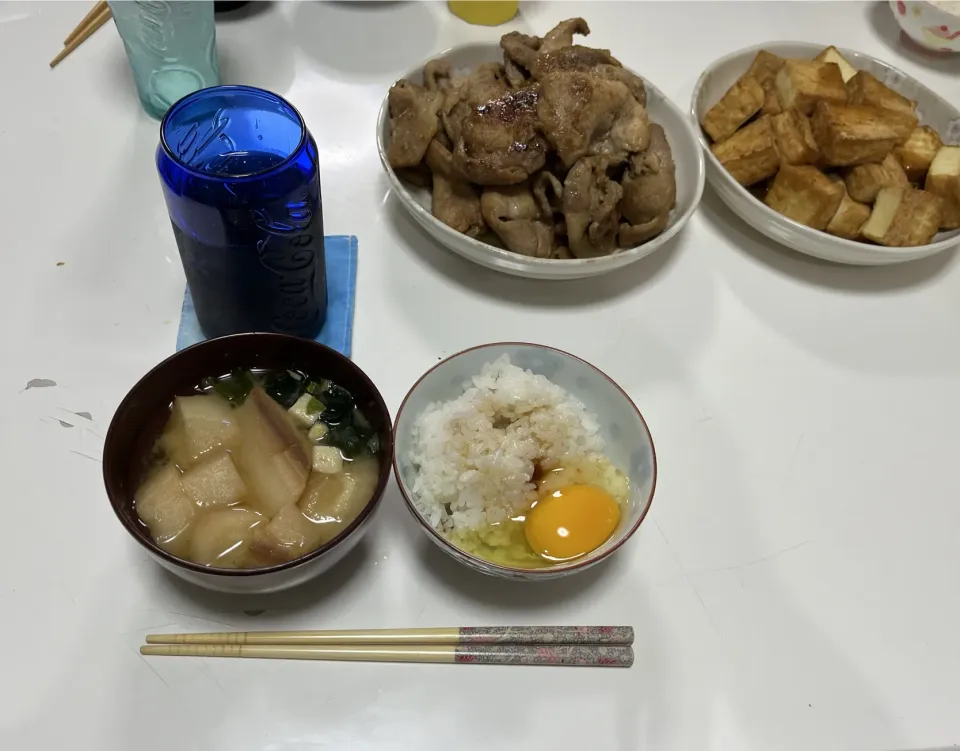 晩御飯☆豚の生姜焼き☆厚揚げ焼き（焼肉のタレ）☆みそ汁（麩・ワカメミックス）☆卵かけご飯|Saharaさん