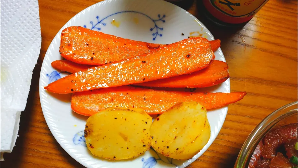 8/9の夕食
ニンジンステーキ
じゃがいものハーブ塩焼き|卯月さん