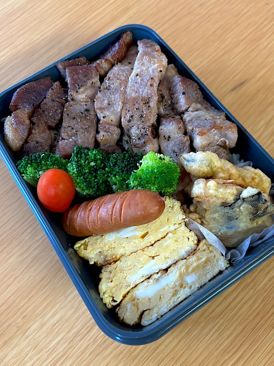 Snapdishの料理写真:トンテキ弁当|hiro♪kouさん