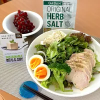 Snapdishの料理写真:朝のウォーキング後のタンパク質盛り盛りサラダ🥗|ikuさん