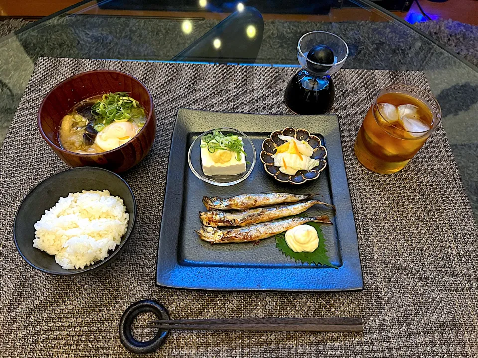 お盆休み1日目の朝ごはん🍚☀️

⚫︎ししゃも
⚫︎冷奴
⚫︎お新香
⚫︎茄子🍆と油揚げの月見お味噌汁|yokoさん