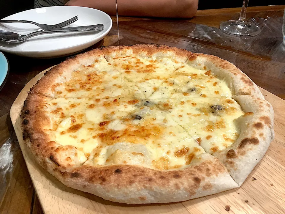 Snapdishの料理写真:最近マイブーム『クワトロフォロマッジ』🍕🇮🇹😋|アライさんさん