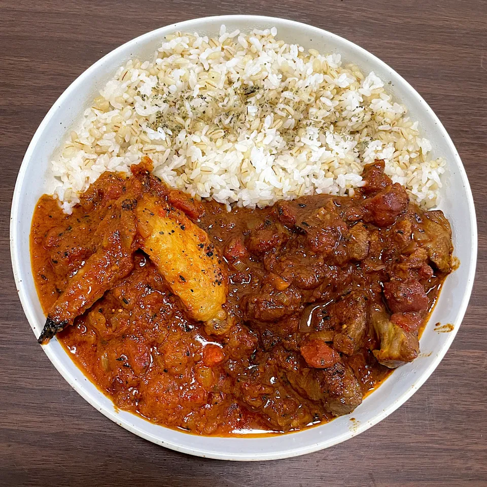 Snapdishの料理写真:バターチキカレーと牛肉カレーのあいがけ|dashi menjiroさん