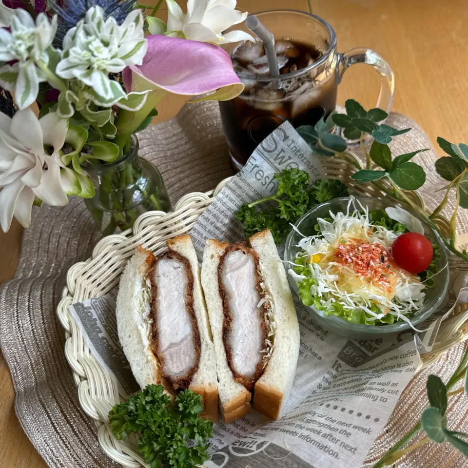 8/11❤︎厚切りロースカツサンド🥪🐷

＊ 厚切りロースカツサンド
＊ グリーンサラダ🥗|Makinsさん