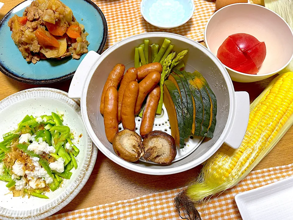 レンジで蒸し野菜、ピーマンの塩麹生サラダ🫑、肉じゃが🥕、金のたわらとうもろこし🌽|1614さん