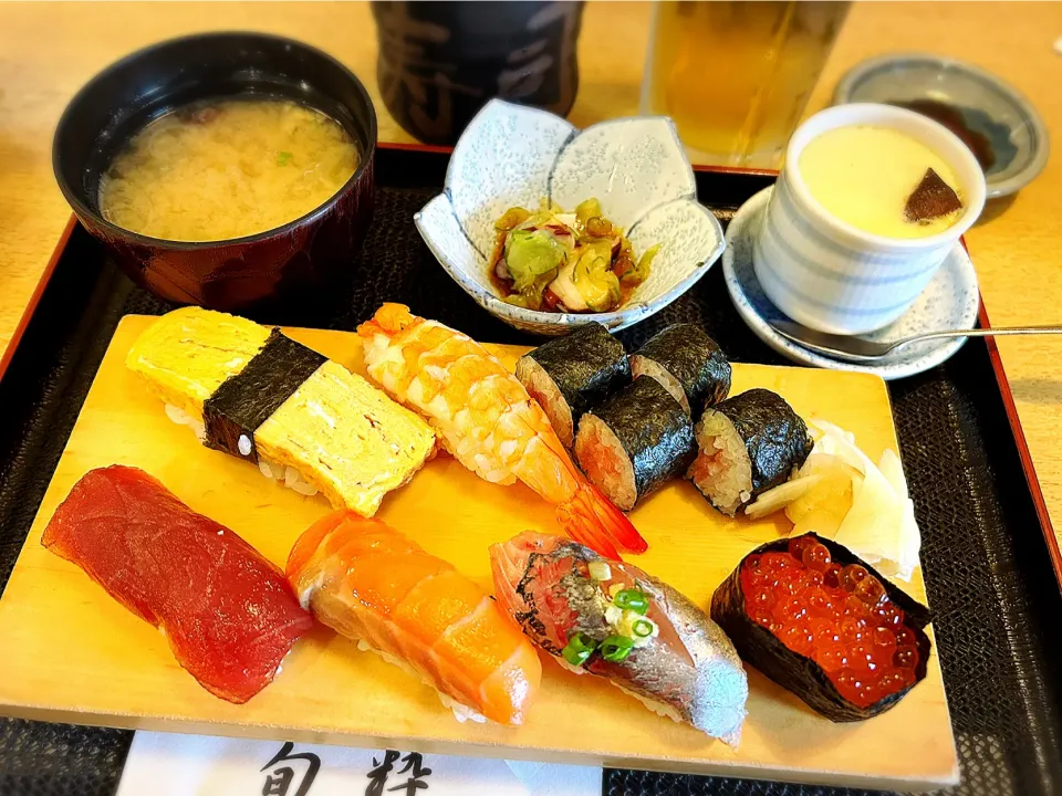 Snapdishの料理写真:日替わりにぎりランチ ¥1,100|Blue Moon Caféさん