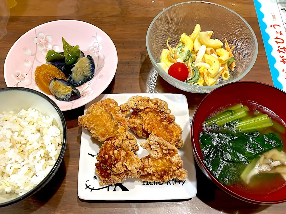 Snapdishの料理写真:唐揚げ　小松菜と舞茸の中華スープ　マカロニサラダ　茄子とピーマンの揚げ浸し|おさむん17さん