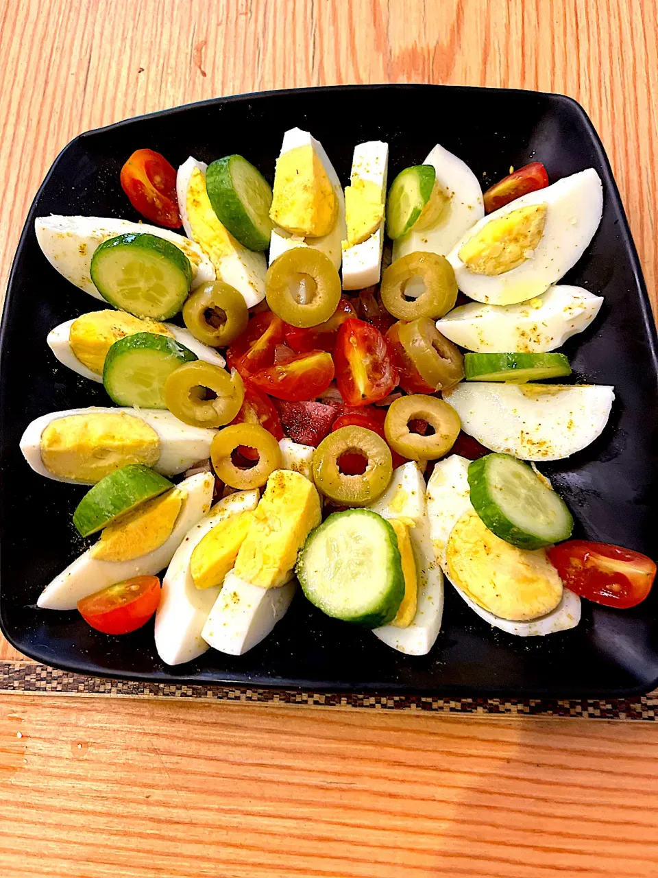 Boiled eggs plate with veggies and rose beef |Israa-8さん