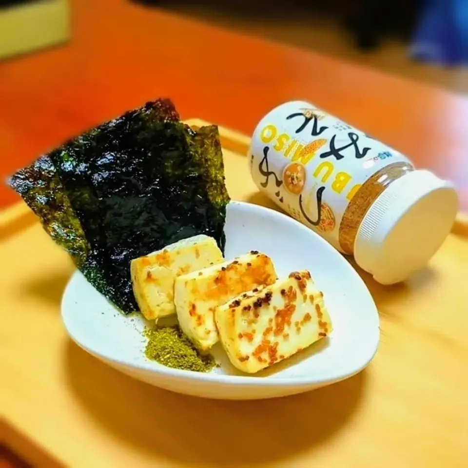 つぶみそ焼き豆腐

おつまみや前菜におすすめ🎶

火を使わずオーブントースターで作れちゃう、お手軽焼き豆腐です☺

つぶみそのコクとわずかな塩気がお豆腐の旨味を引き立ててくれます。

このまま食べても良し、多めに作っておいてチャンプルなどの炒め物に入れても全体の味をまとめあげてくれます。|森のごはん屋さんさん