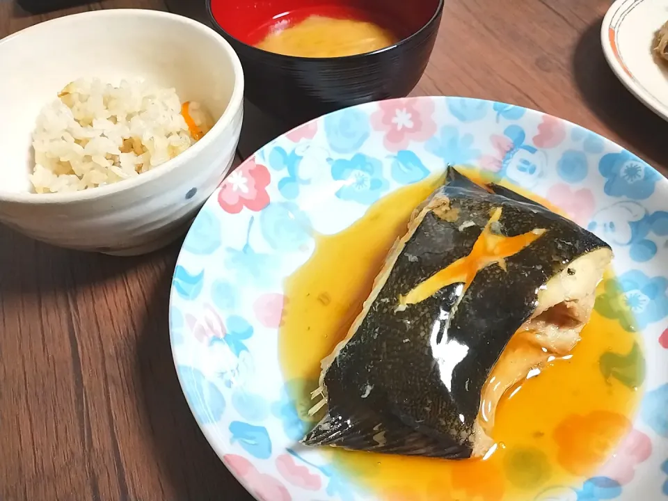 カレイの煮付け
炊き込みご飯
きのこと白菜の味噌汁|尚さん