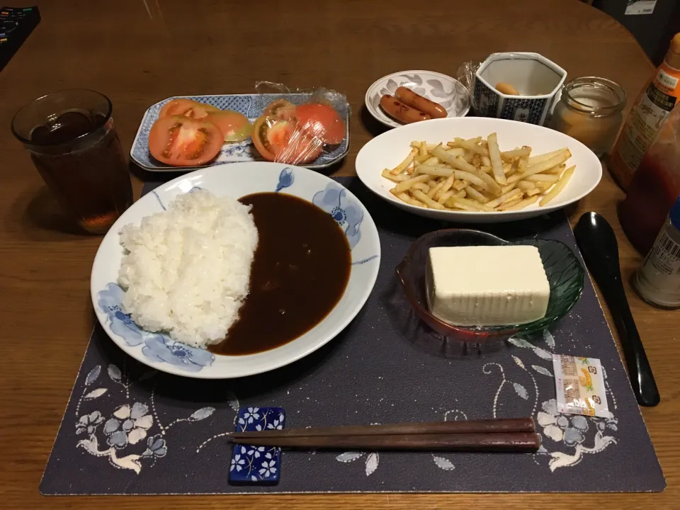 カレーライス、フライドポテト、ウインナー炒め、トマト、冷奴、煮豆、沢庵、烏龍茶、追加でマカロニサラダ(夕飯)|enarinさん