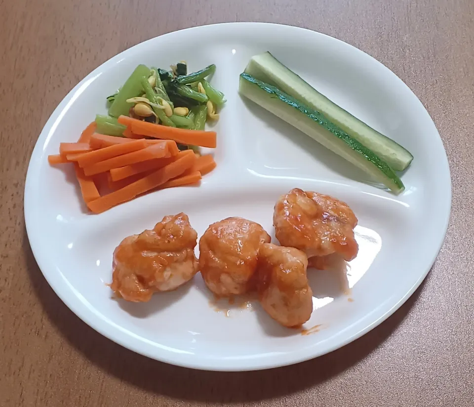 にんじんと小松菜のナムル
きゅうり
鶏肩小肉のガーリックケチャップ炒め
ご飯🍚|ナナさん