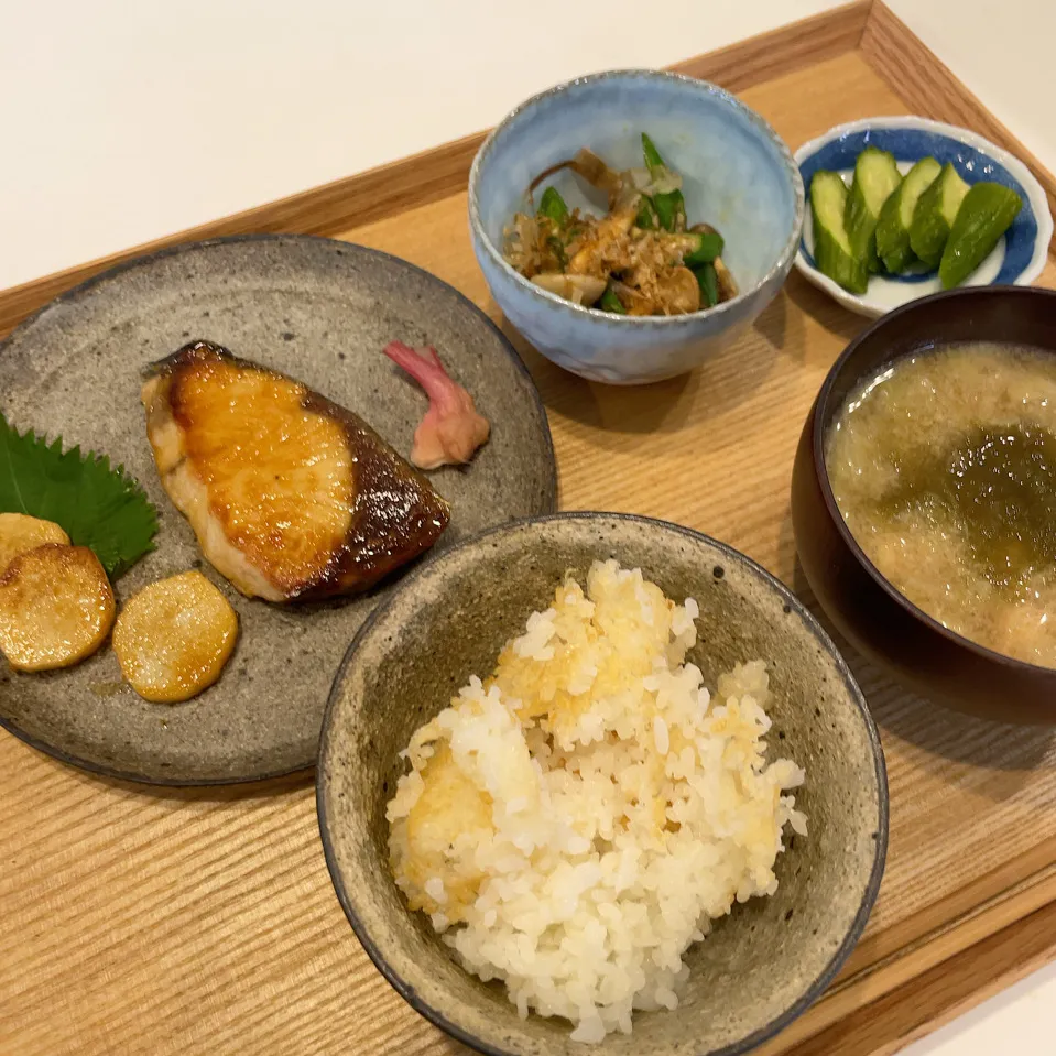 Snapdishの料理写真:鰤の照り焼き定食|pontalさん