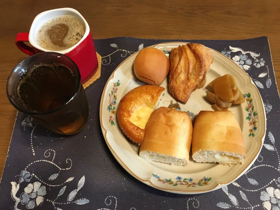 各種お惣菜パン、ミニあんぱん、沢庵、ホットコーヒー、麦茶(朝ご飯)|enarinさん