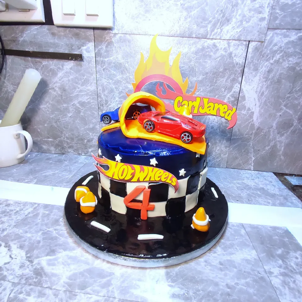 Snapdishの料理写真:full fondant hotwheels themed cake|Kathleen Geneveveさん