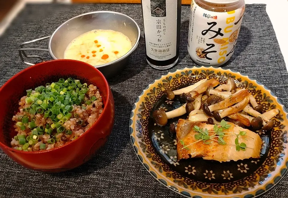 Snapdishの料理写真:【つぶみそ】とろろご飯☺️自分の朝兼昼ごはん|みりさん