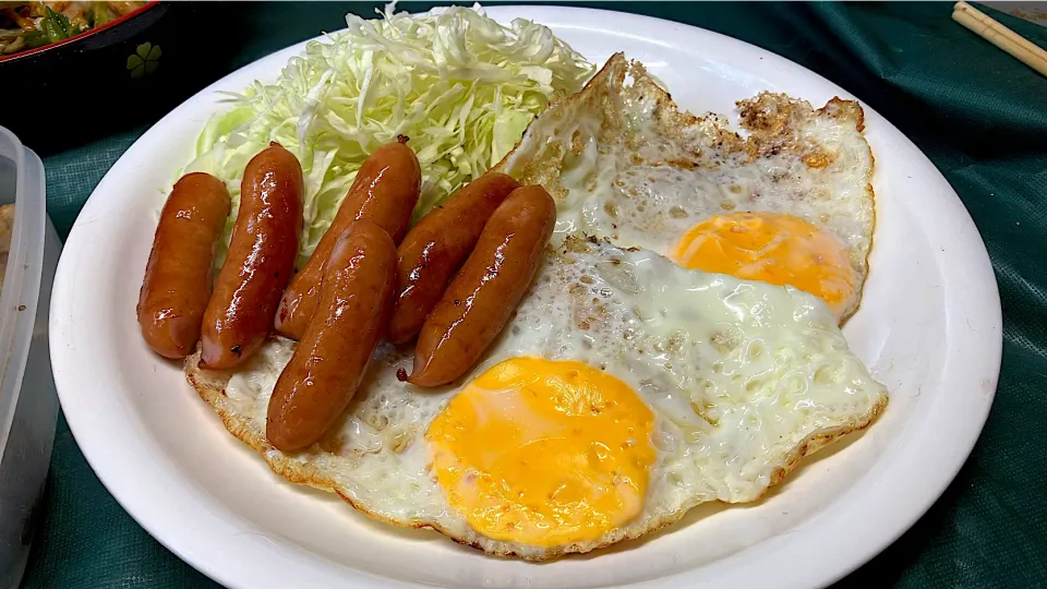 皆さんは目玉焼き🍳って焼き加減どんな感じが好みですか？私は固めが好き❣️黄身ドロっと流れてお皿に付くのが嫌で😅|🐈⸒⸒⸒⸒つるのダンス🐈🐾さん