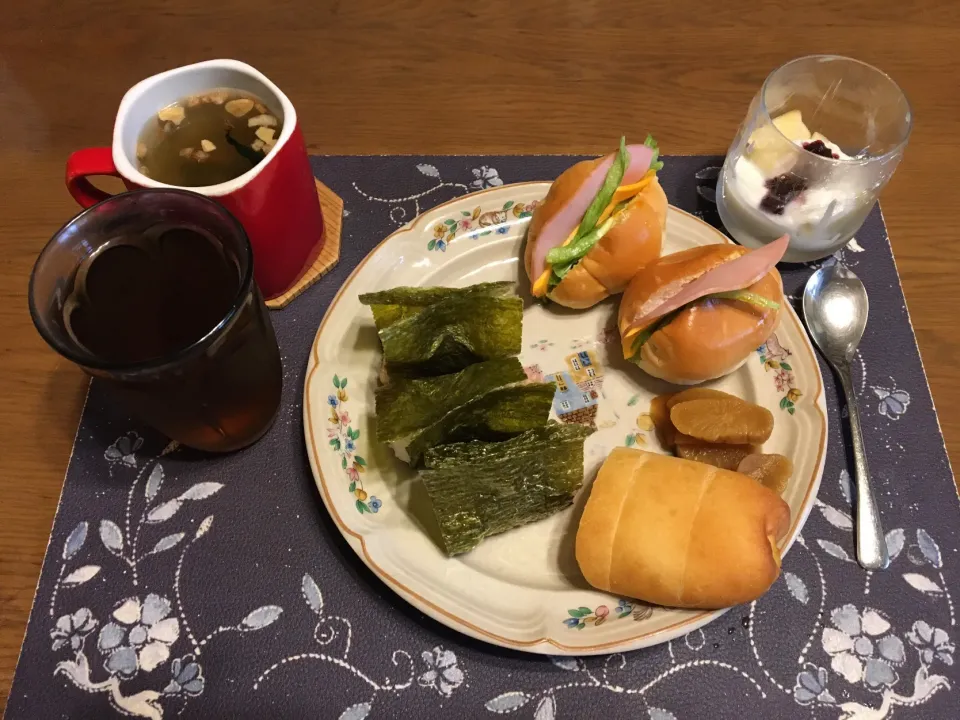 ロールパンサンドイッチ、鰹ふりかけと塩昆布の混ぜご飯おにぎり、つぶみそ混ぜご飯おにぎり、沢庵、ワカメ＆揚げニンニク＆揚げ玉ねぎ入りタマネギスープ、りんご＆カシスジャム入りヨーグルト、麦茶(昼飯)|enarinさん