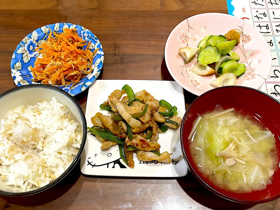 豚ロースとピーマンの甘辛ごま炒め　キャベツとえのきの味噌汁　きゅうりと竹輪の中華炒め　人参とツナの和え物|おさむん17さん