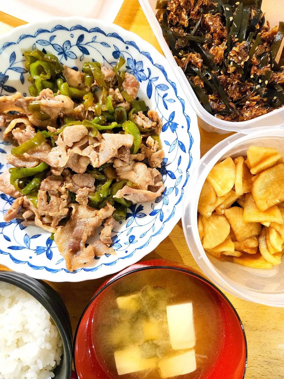 豚肉ピーマン、だしがら昆布とおかかふりかけ、たくあん、豆腐とわかめとねぎの味噌汁|さきさん