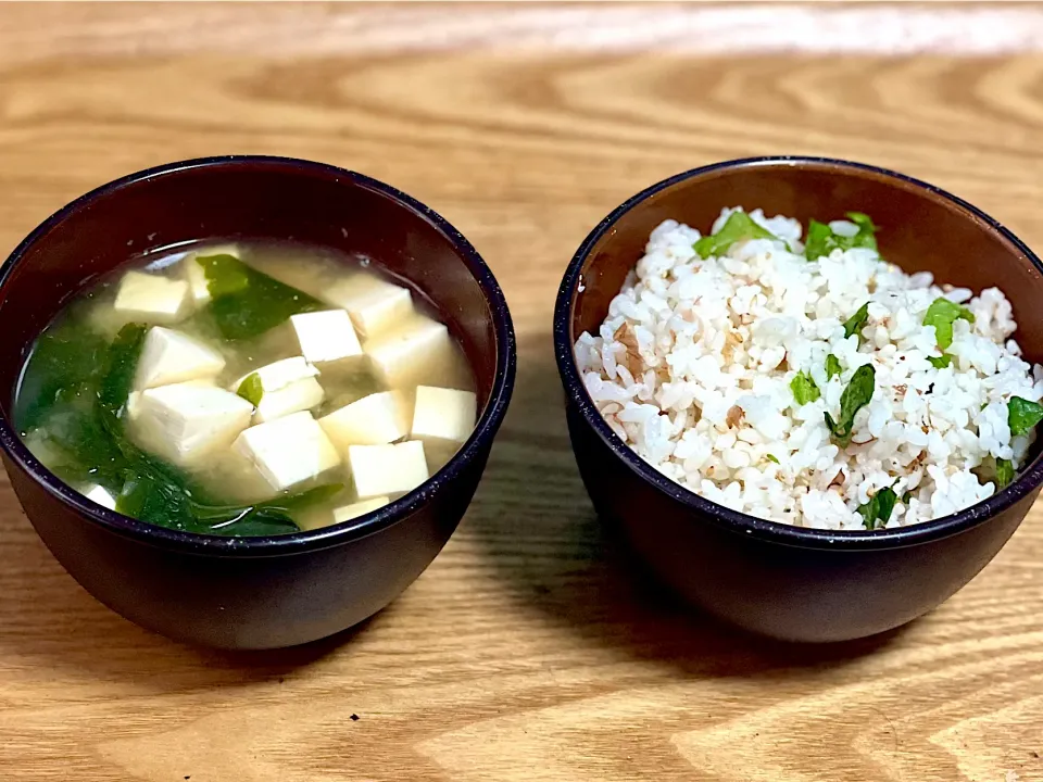 Snapdishの料理写真:☆大葉と胡麻の混ぜご飯 ☆豆腐とわかめの味噌汁|まぁたんさん