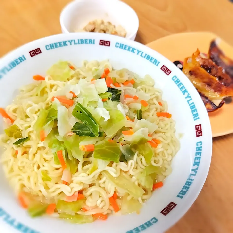 Snapdishの料理写真:マルちゃん塩ラーメン 野菜ちょいマシ|万葉さん