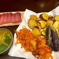 Snapdishの料理写真:お刺身と天ぷらと、つぶみそで超簡単お味噌汁の夕ご飯|Chiharuさん