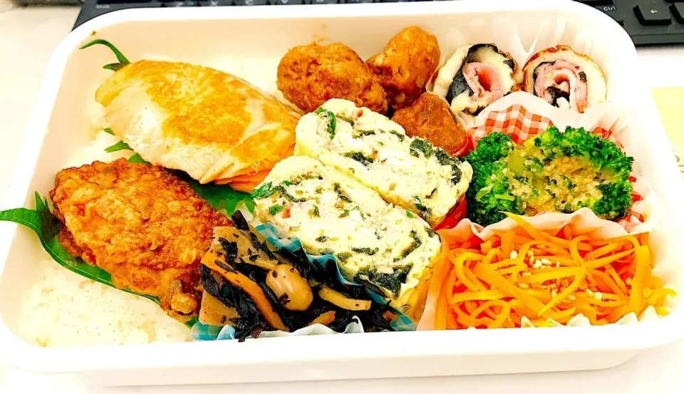 本日の日替わり弁当

■MAIN  焼き鮭・手羽中唐揚げ・ミートボール

■SUB
  ・ちくわ巻き
     （海苔＆スライスチーズ＆ベーコン）
  ・ブロッコリー カレーマヨ風
  ・キャロットラペ
  ・厚焼きたまご（かにかま＆大葉＆海苔）
  ・ひじき煮|TakeBooさん