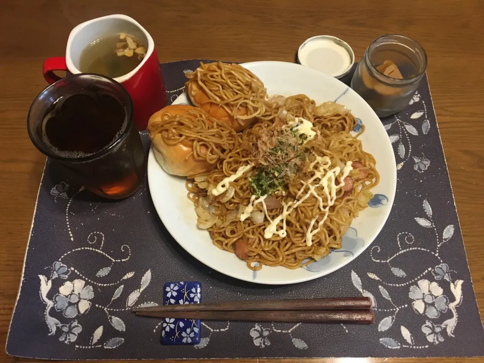 大盛り焼きそば、焼きそばパン、沢庵、ワカメ＆揚げ玉ねぎ＆揚げニンニク入りタマネギスープ(昼飯)|enarinさん