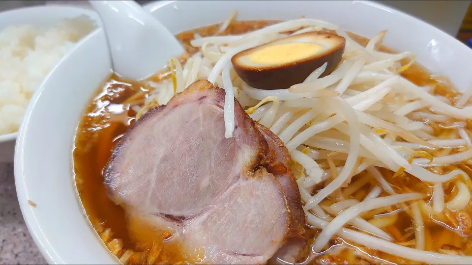 【台湾出身の初代が1952年創業】 
中華麺店 喜楽 
中華麺（揚げ葱多め、800円） 
＋半ライス (100円) 
@渋谷8分
24198 (213,387)|大脇さん