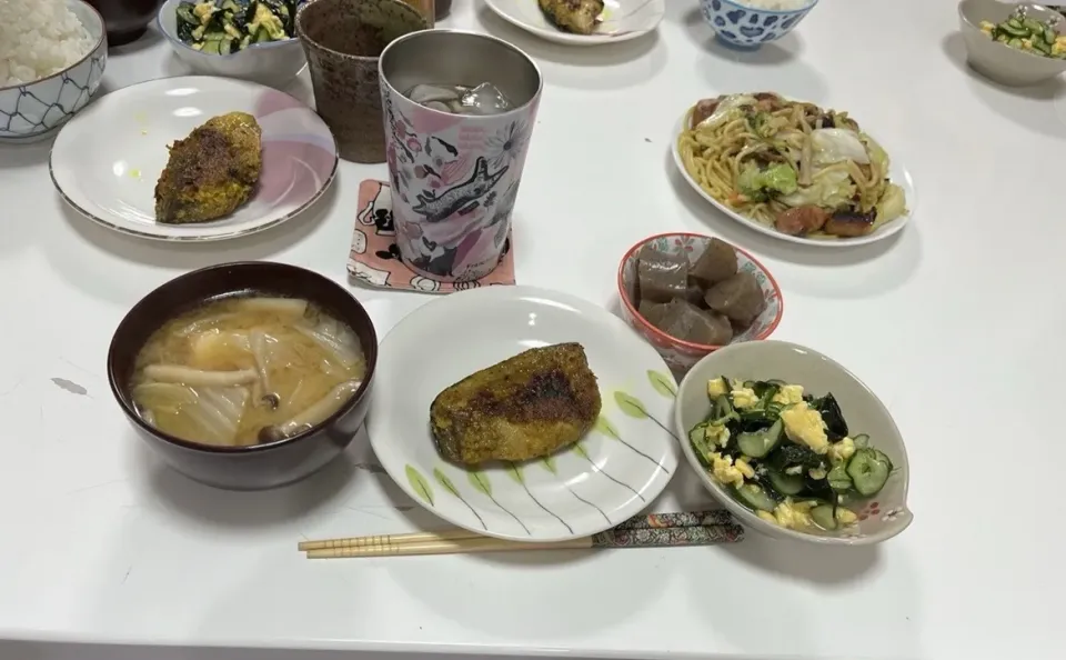 晩御飯☆鰤のカレーパン粉ソテー☆酢の物（ワカメ・胡瓜・炒り卵）☆焼きそば（お昼の残り）☆蒟蒻の甘辛煮☆みそ汁（白菜・しめじ・厚揚げ）|Saharaさん