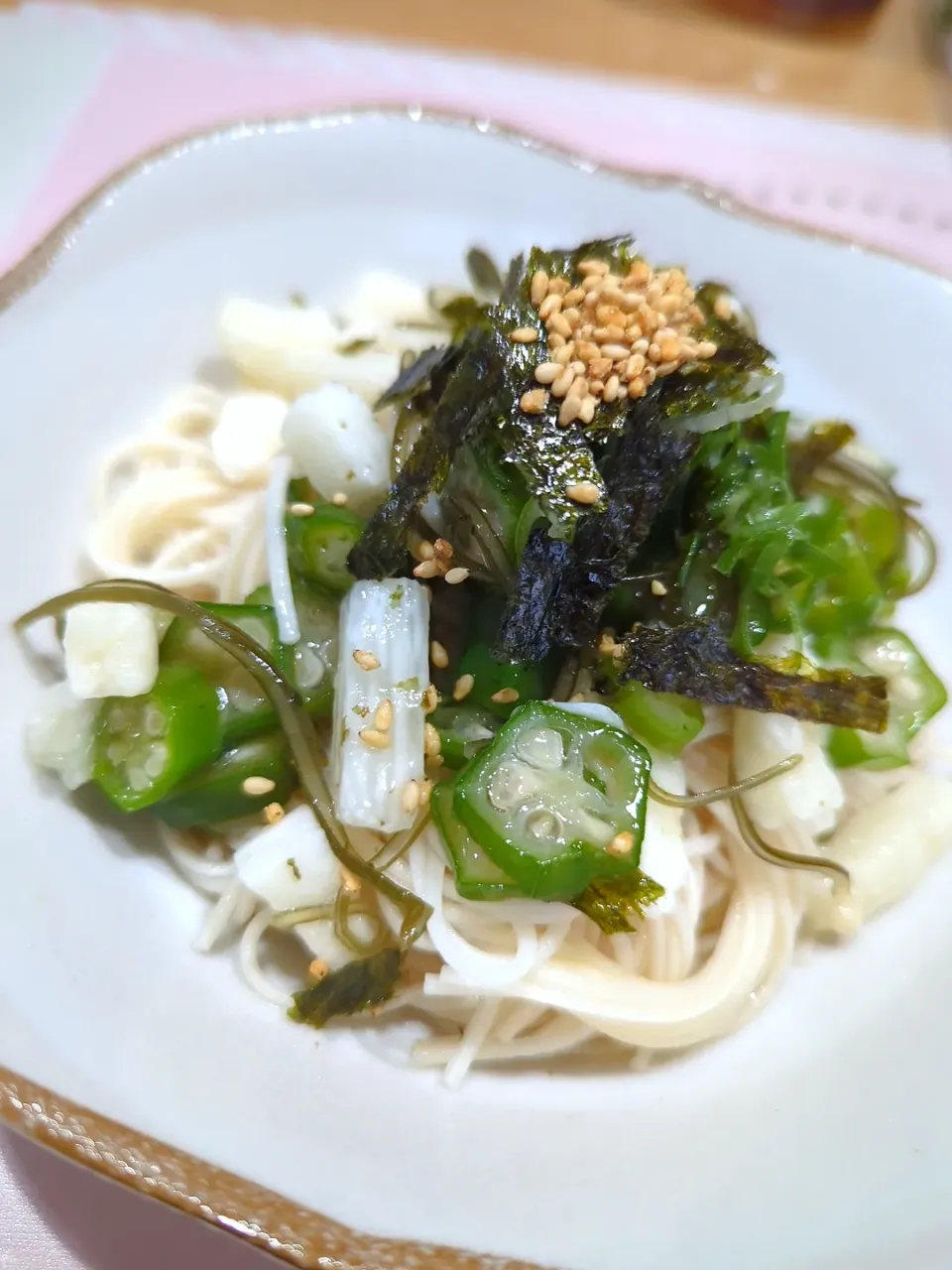 猛暑を乗り切る！
山芋とオクラのこれうまネバネバそうめん😋|みぽりん♪さん