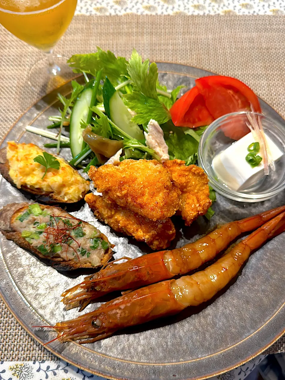 海老の紹興酒漬け　鶏と搾菜のサラダ　辛味チキン　海老パン　餃子パン|hiroさん