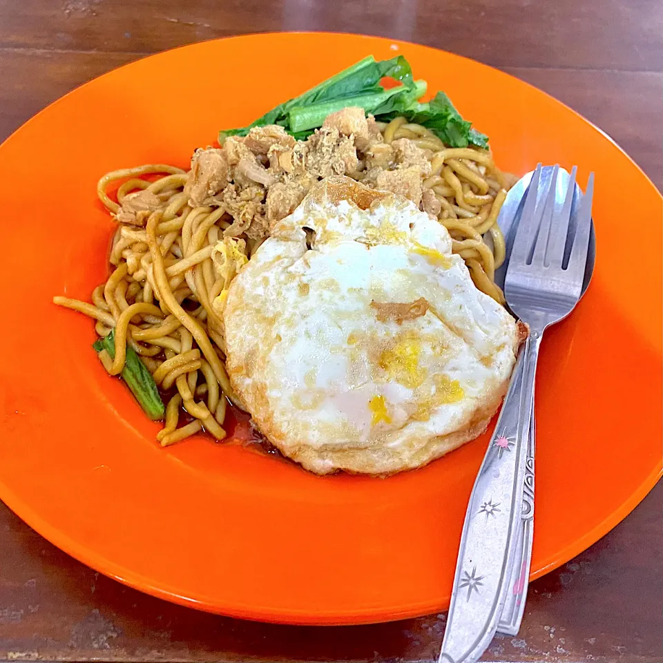 Fried noodle for lunch, in UGM Yogyakarta おいしい|MI 「いどりす」さん