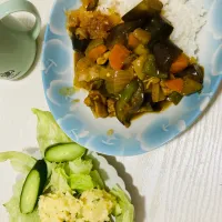 Snapdishの料理写真:夏野菜カレーとポテサラ|きのこさん