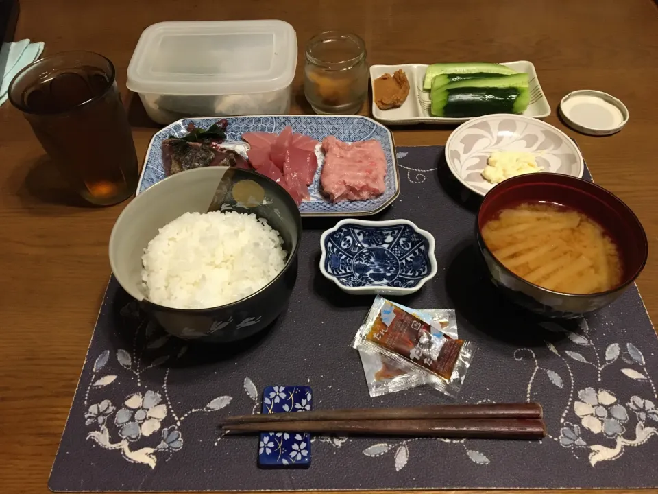 ご飯、鰹のたたき、きはだまぐろのぶつ切り、鮪のたたき、味噌キュー、沢庵、大根の味噌汁、麦茶(夕飯)|enarinさん