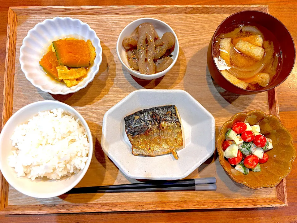 Snapdishの料理写真:昨日の夜ご飯(サバ、こんにゃくの炒め煮、かぼちゃの煮物、トマトきゅうりサラダ、玉ねぎと油揚げの味噌汁)|cocomikaさん