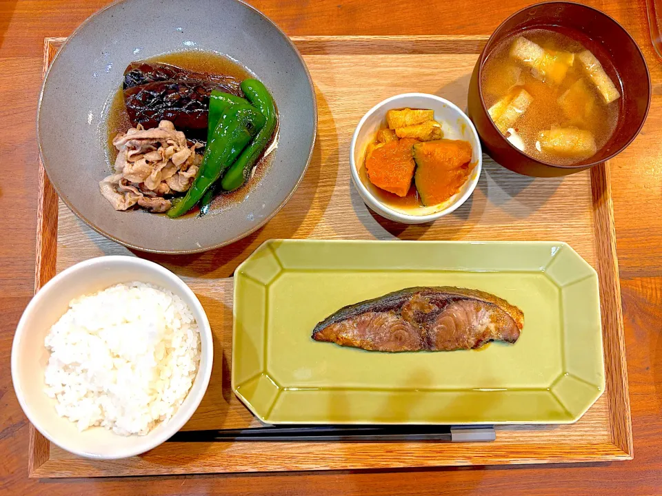 今日の夜ご飯(鰤の照り焼き、豚と夏野菜の焼き浸し、かぼちゃの煮物、キャベツと油揚げの味噌汁)|cocomikaさん