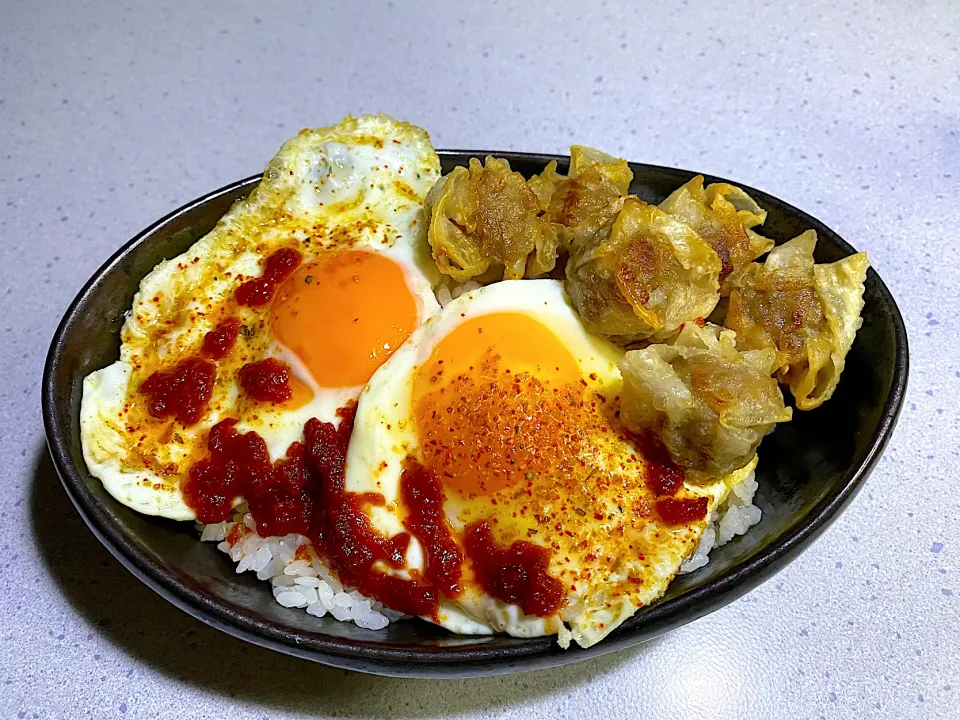 目玉焼き&焼きシウマイどんぶり|依神姉妹の節約ずぼらレシピちゃんねるさん