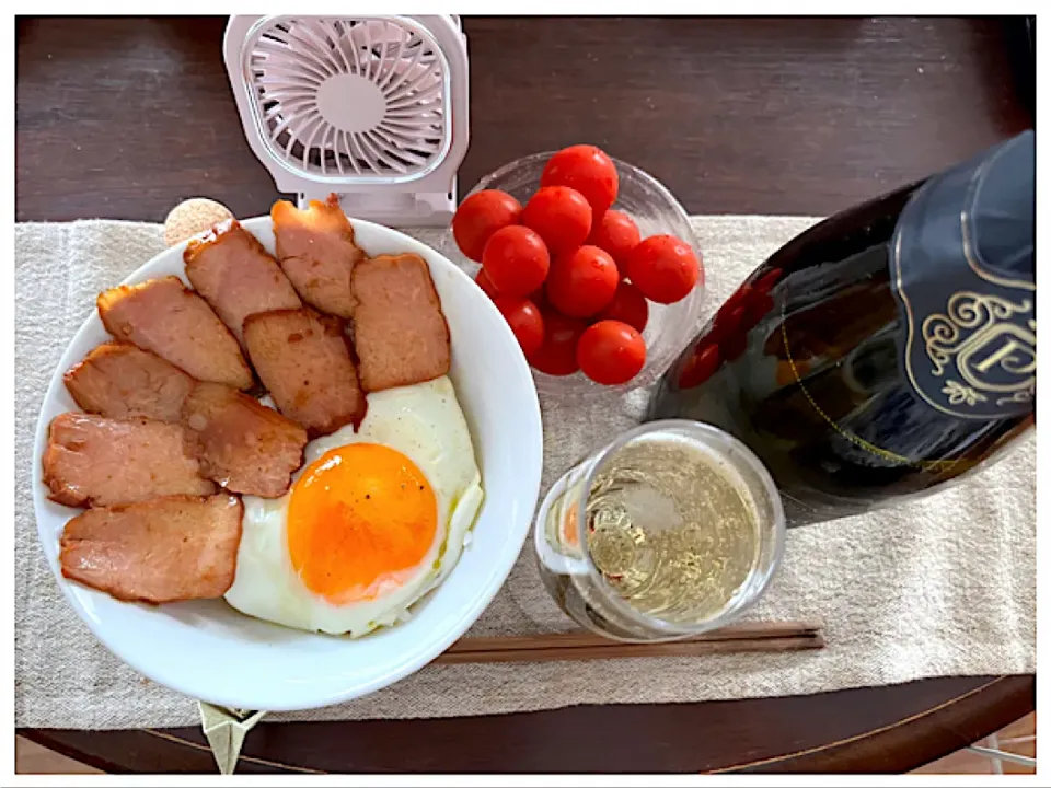 Snapdishの料理写真:チャーシュー丼で昼飲み泡🫧〜🥂|ワイントンさん