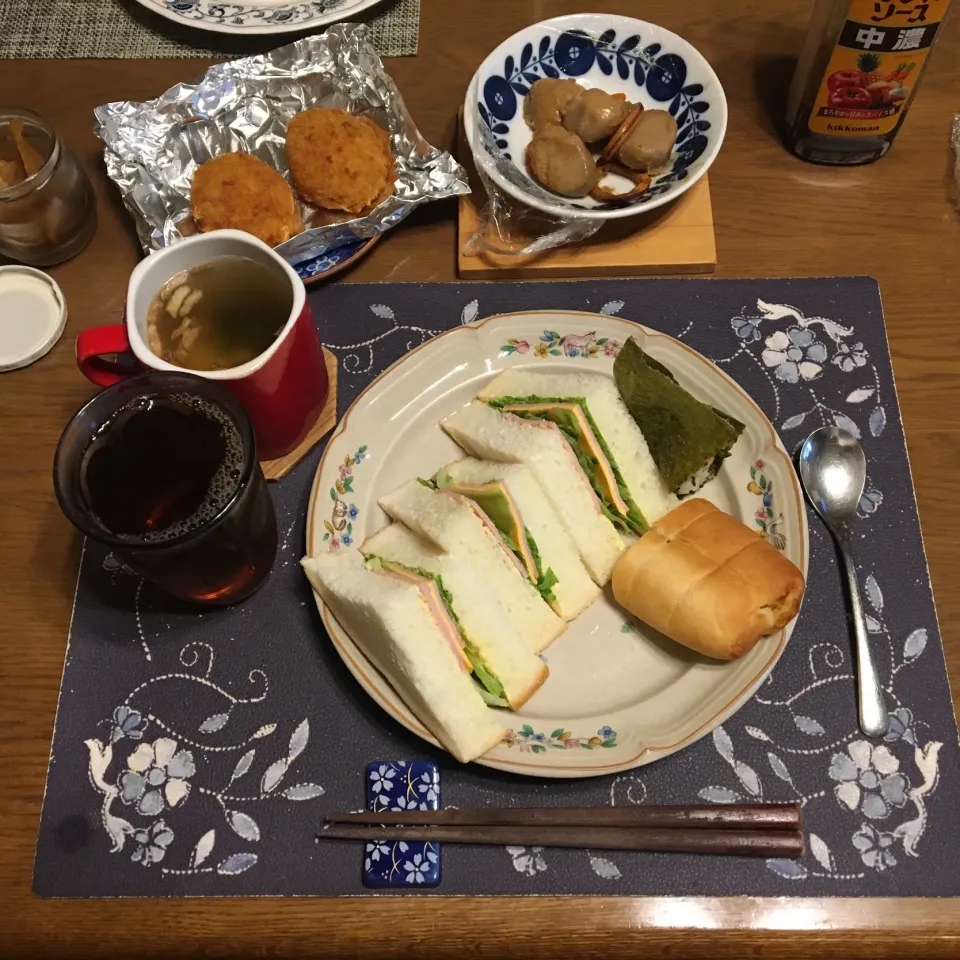 Snapdishの料理写真:サンドイッチ、鰹ふりかけと塩昆布のおにぎり、お惣菜パン、コロッケ、煮物、沢庵、ワカメ＆揚げ玉ねぎ＆揚げニンニク入りタマネギスープ、烏龍茶(昼飯)|enarinさん