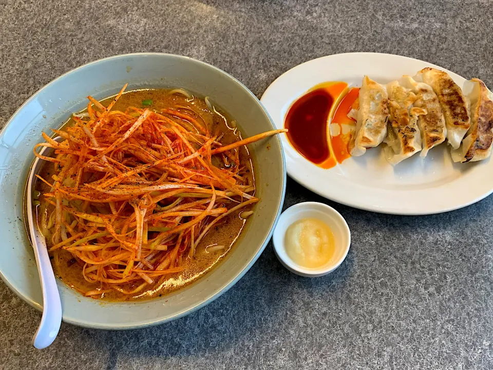 くるまやラーメンネギ味噌に餃子🥟付きで|料理好きなじいさまさん