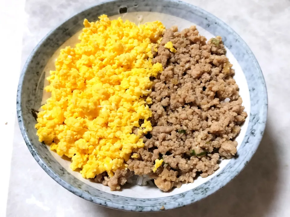 鶏そぼろと炒り卵の2色丼💕✨
鶏そぼろはあえて少し煮汁を残し、しっとり柔らかに💕✨
めちゃウマ💕✨
ごはんかき込んでたら秒でなくなりました🤣|深夜特急fさん