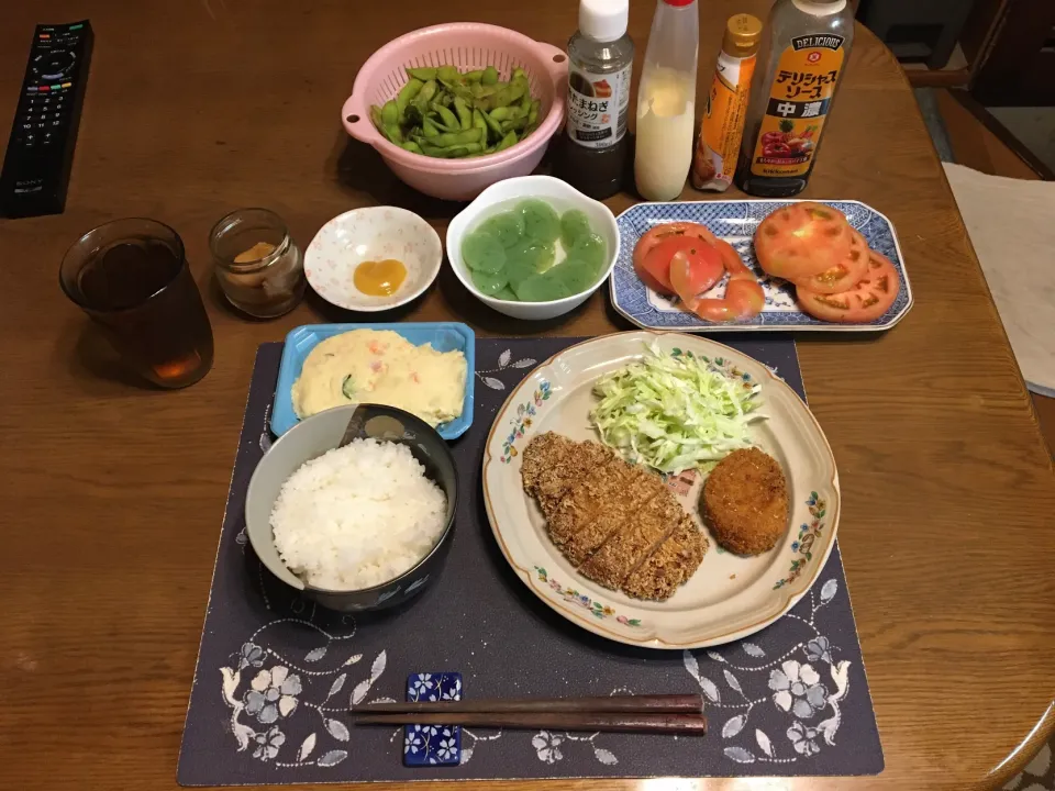 Snapdishの料理写真:ご飯、トンカツ、コロッケ、千切りキャベツ、トマト、ポテトサラダ、刺身こんにゃく、塩茹で枝豆、沢庵、麦茶(夕飯)|enarinさん