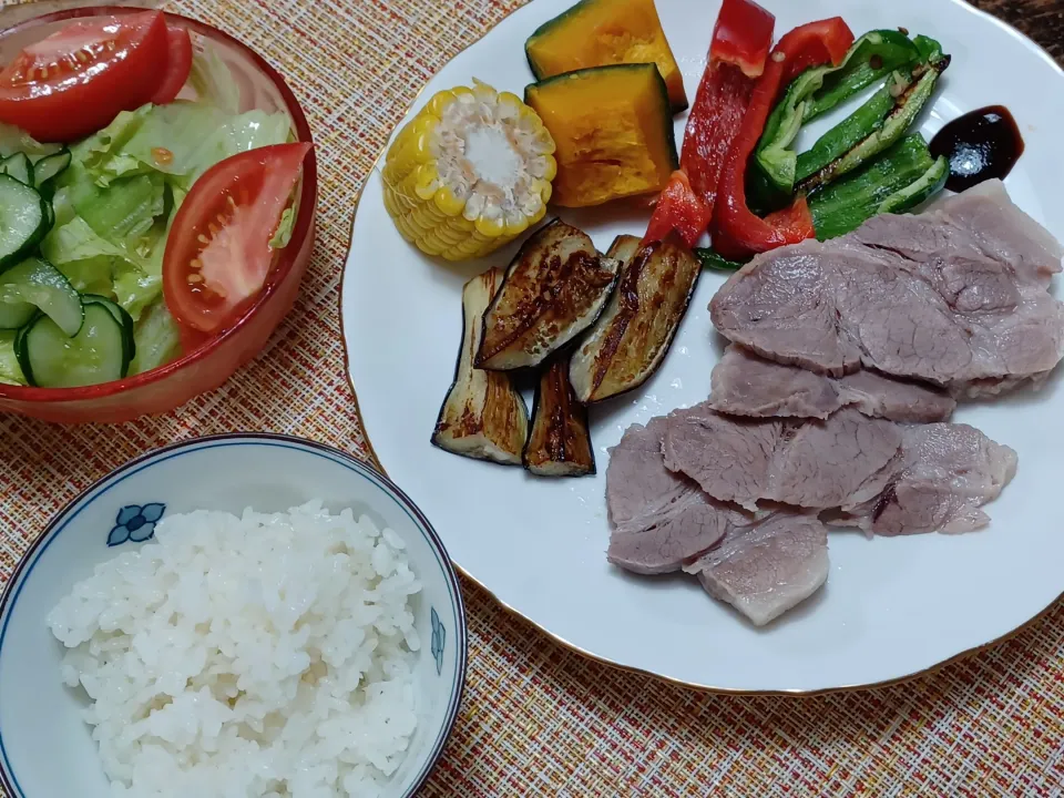 ゆで塩豚とお供え野菜を焼いただけ|ぱいんてーるさん