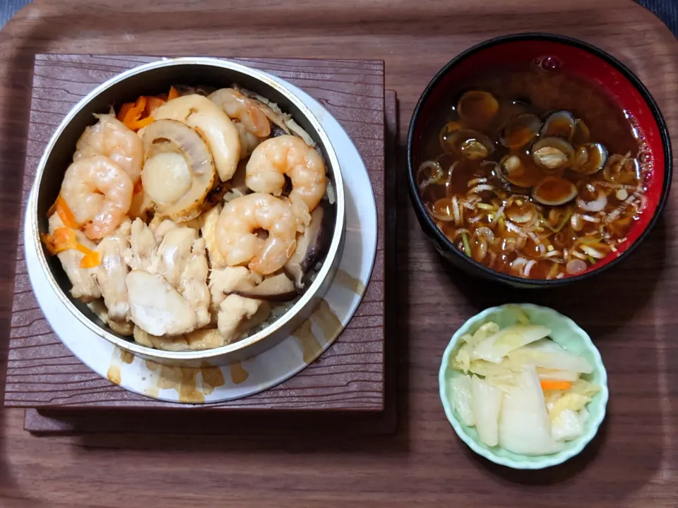 Snapdishの料理写真:今日の朝ごはん（ふぐ海鮮五目釜飯、赤だしのしじみ汁、白菜漬）|Mars＠釜飯作り研究中さん