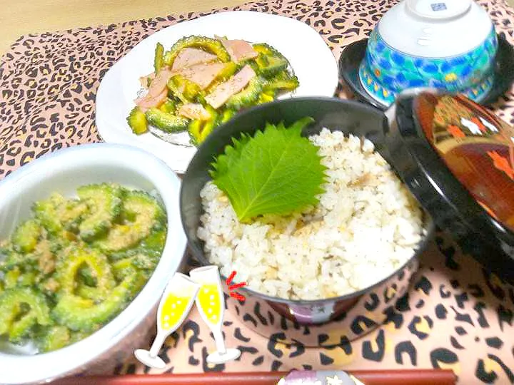 Snapdishの料理写真:お昼ご飯、あるもので。
鯖かんの炊き込みご飯。Haru,さんのレシピ参考に。
ゴーヤの粒味噌入りごま和え。
ロースハムとゴーヤ胡麻油炒め。|りささん