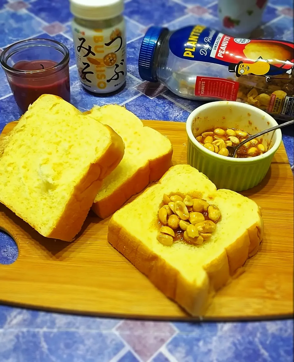 森のごはん屋さんさんの料理 つぶみそdeハニーアーモンドスプレッド🐝🥜

甘じょっぱさがあとを引くっ！😆

カリカリアーモンド入りの、ちょっぴりオシャレなスプレッドができました✨

味噌󠄀の奥深い味わいに、はちみつのまろやかさが加わって、一口食べるとこの味わいがやみつきに✨

火を使わず、パンを焼いている間に簡単にできちゃうスプレッド、是非お試しください✨|みったんさん