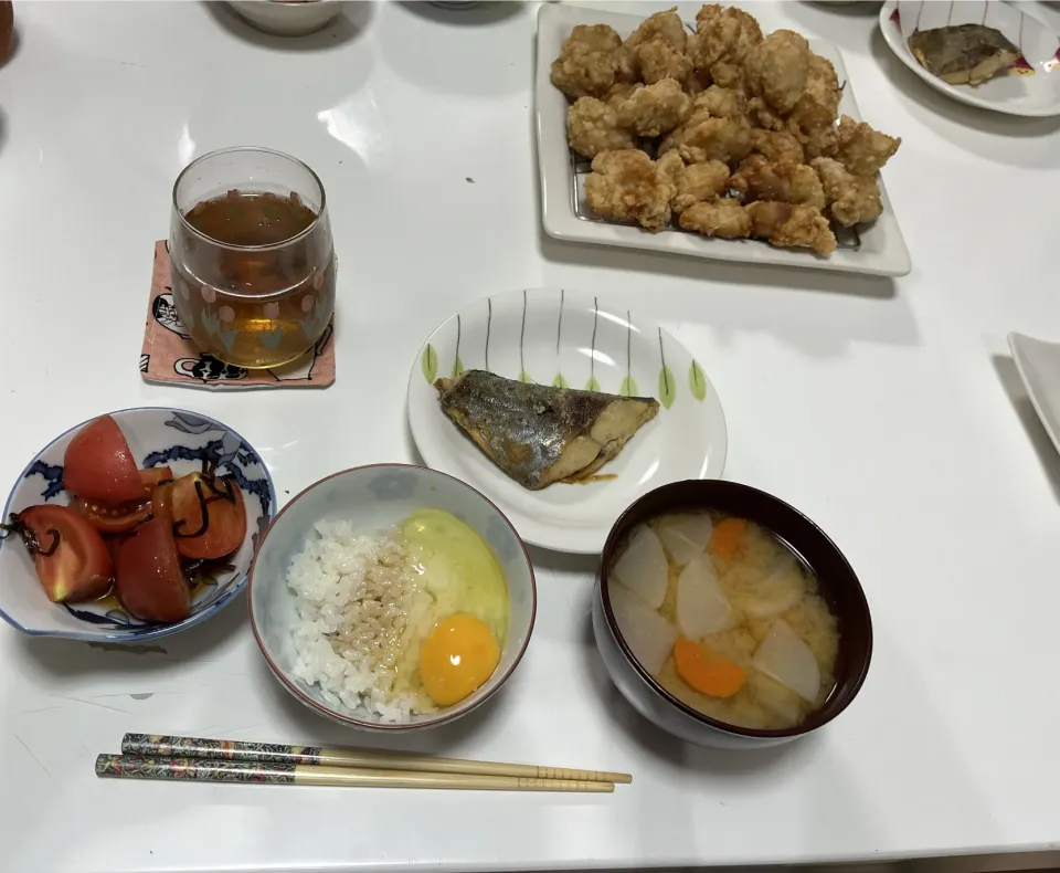 晩御飯☆唐揚げ☆シルバーの西京焼き☆トマトの塩昆布和え（塩昆布・ごま油・岩塩・べんりで酢）☆卵かけご飯☆根菜汁（大根・人参・さつま芋）つぶみそを使って、シルバーの西京焼き٩( ᐛ )و|Saharaさん