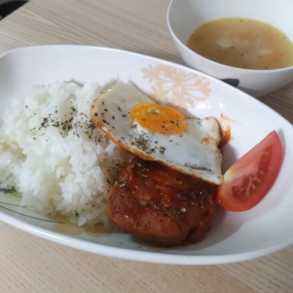 目玉焼きハンバーグ
コンソメスープ|ちゃいさん